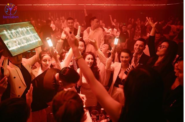 Lần đầu đi bar và không biết cách quẩy trong bar sao cho đúng vibe?