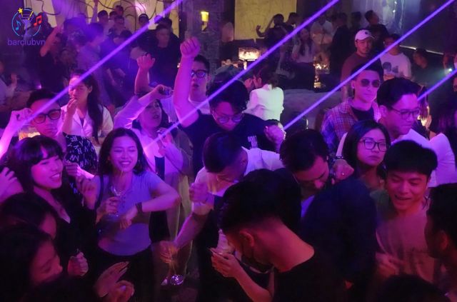 Đi bar mà chỉ ngồi im thì hơi “lạc vibe”!